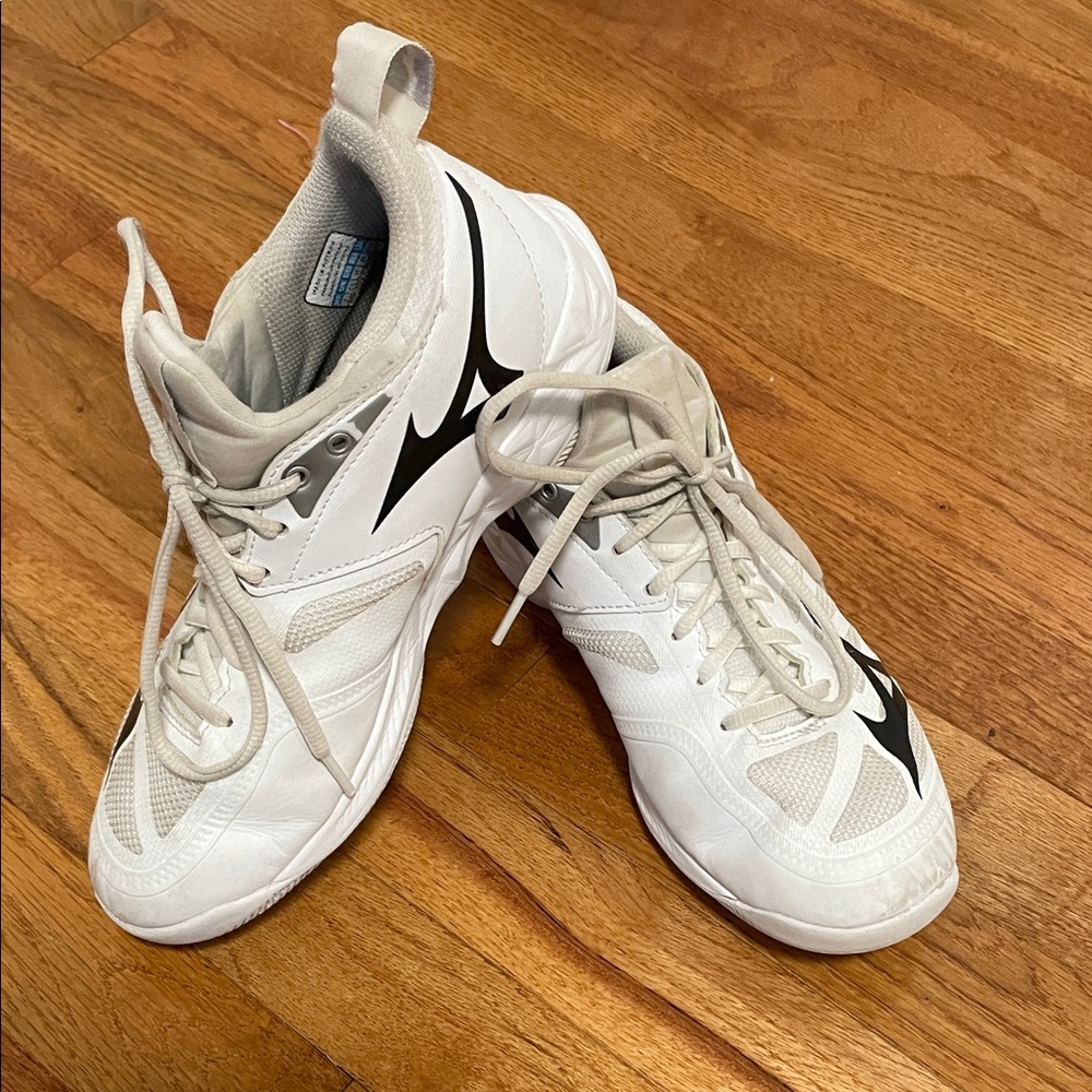 Mizuno Court Shoes Size 7